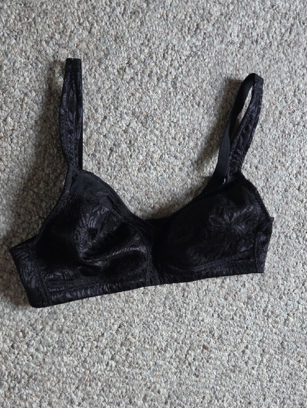 NWOT Black Lace Wireless Bra - Women Intimates & Sleepwear
